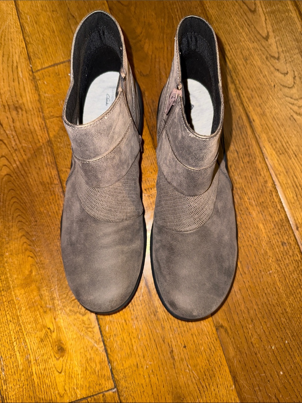 Clark’s Women’s Taupe Slip-On Ankle Shoes size 9W